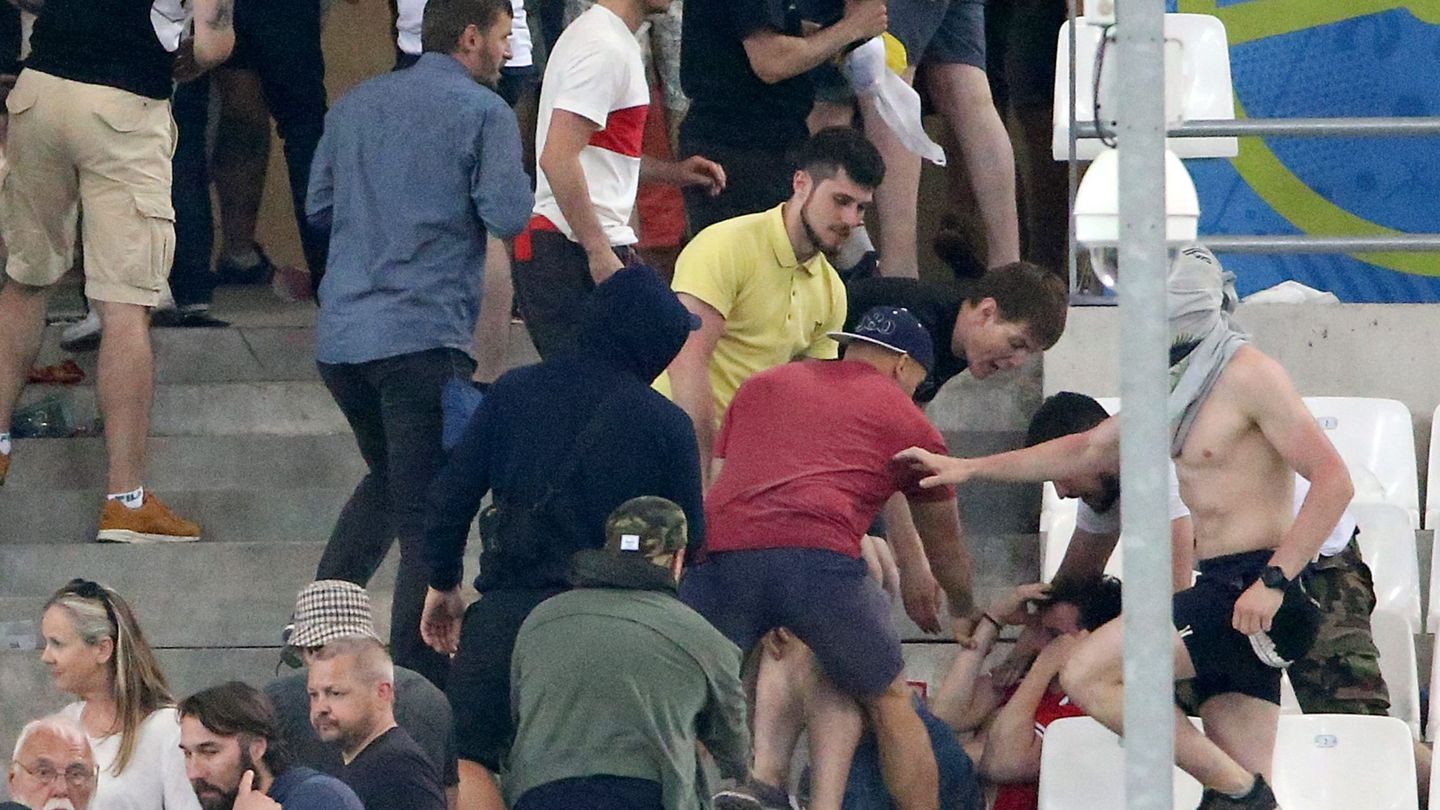 Aficionados rusos e ingleses se enfrentaron en Marsella durante la Eurocopa 2016. (EFE)