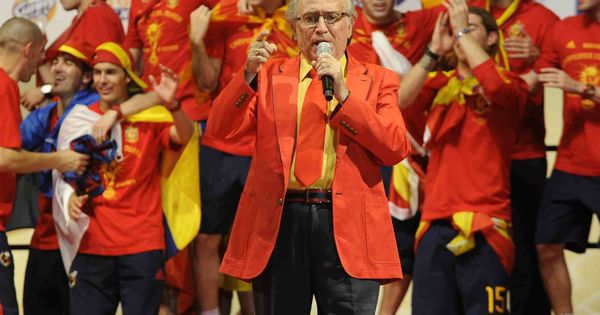 Foto: Manolo Escobar canta 'Que viva España' en la celebración en Madrid del triunfo de la selección española en el Mundial de Sudáfrica 2010