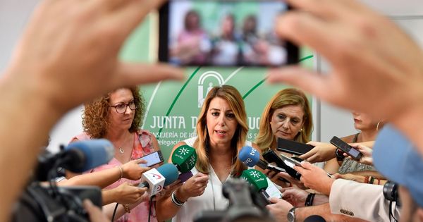 Foto: La presidenta de la Junta de Andalucía, Susana Diaz, compareciendo ante los medios . (EFE)