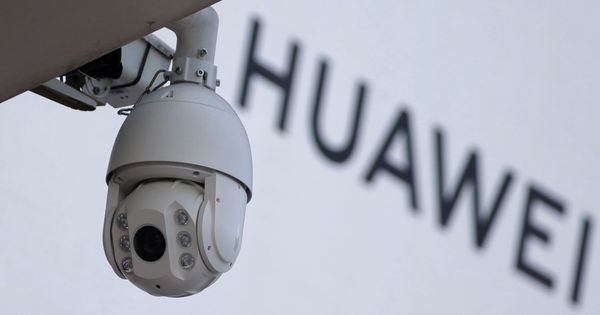 Foto: Una cámara delante del logo de Huawei. (Reuters)