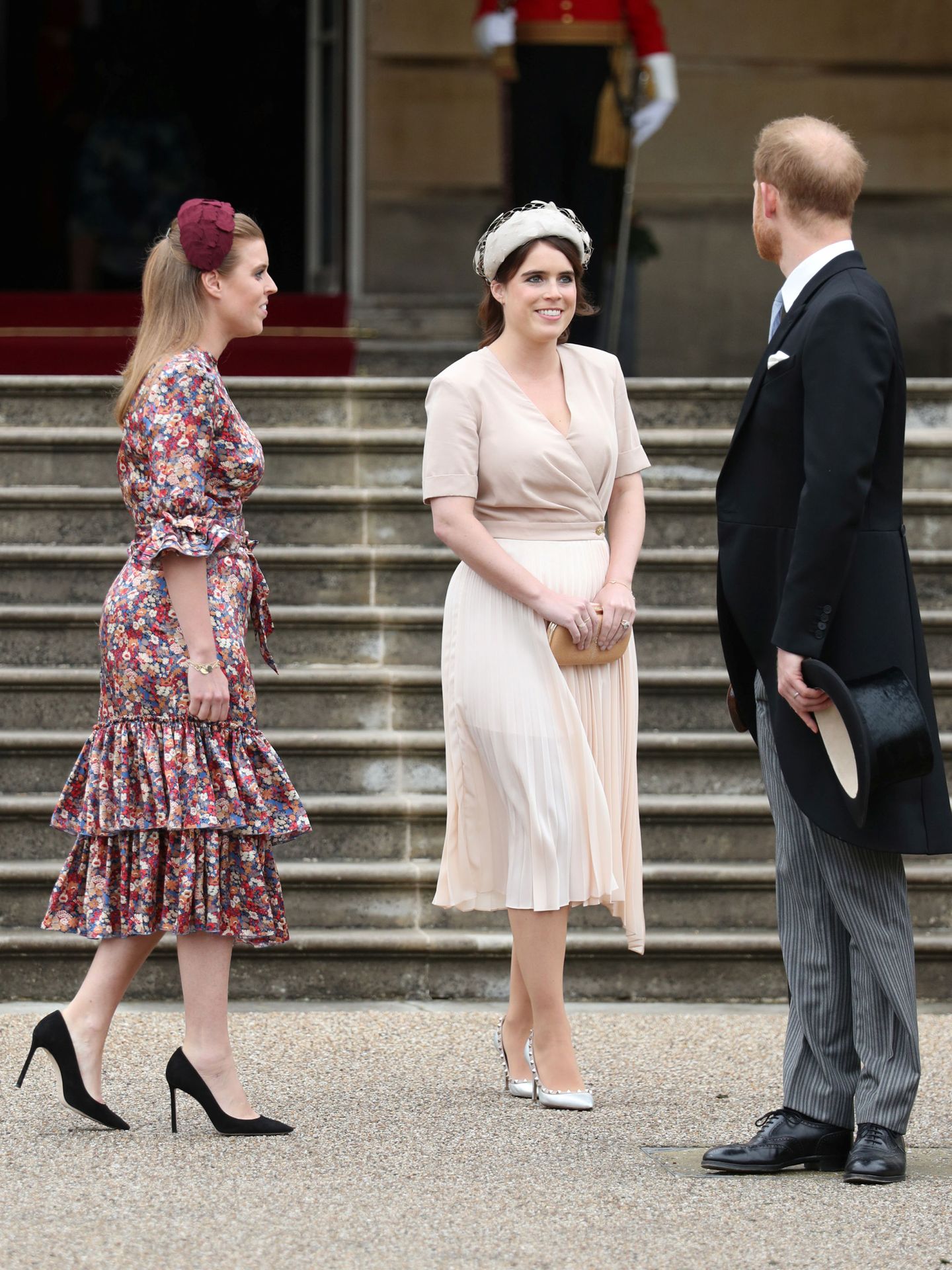 Eugenia y Beatriz de York hablando con el príncipe Harry. (Reuters)