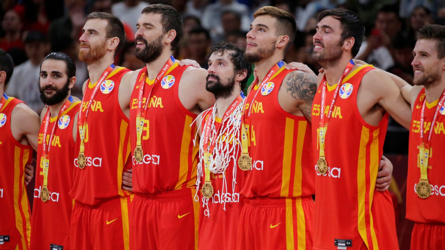 Basketball - FIBA World Cup - Final - Argentina v Spain - Wukesong Sport Arena, Beijing, China - September 15, 2019  Spain's Ricky Rubio, Marc Gasol, Willy Hernangomez Geuer and team mates line up with their medals after winning the FIBA World Cup  REUTERS Jason Lee
