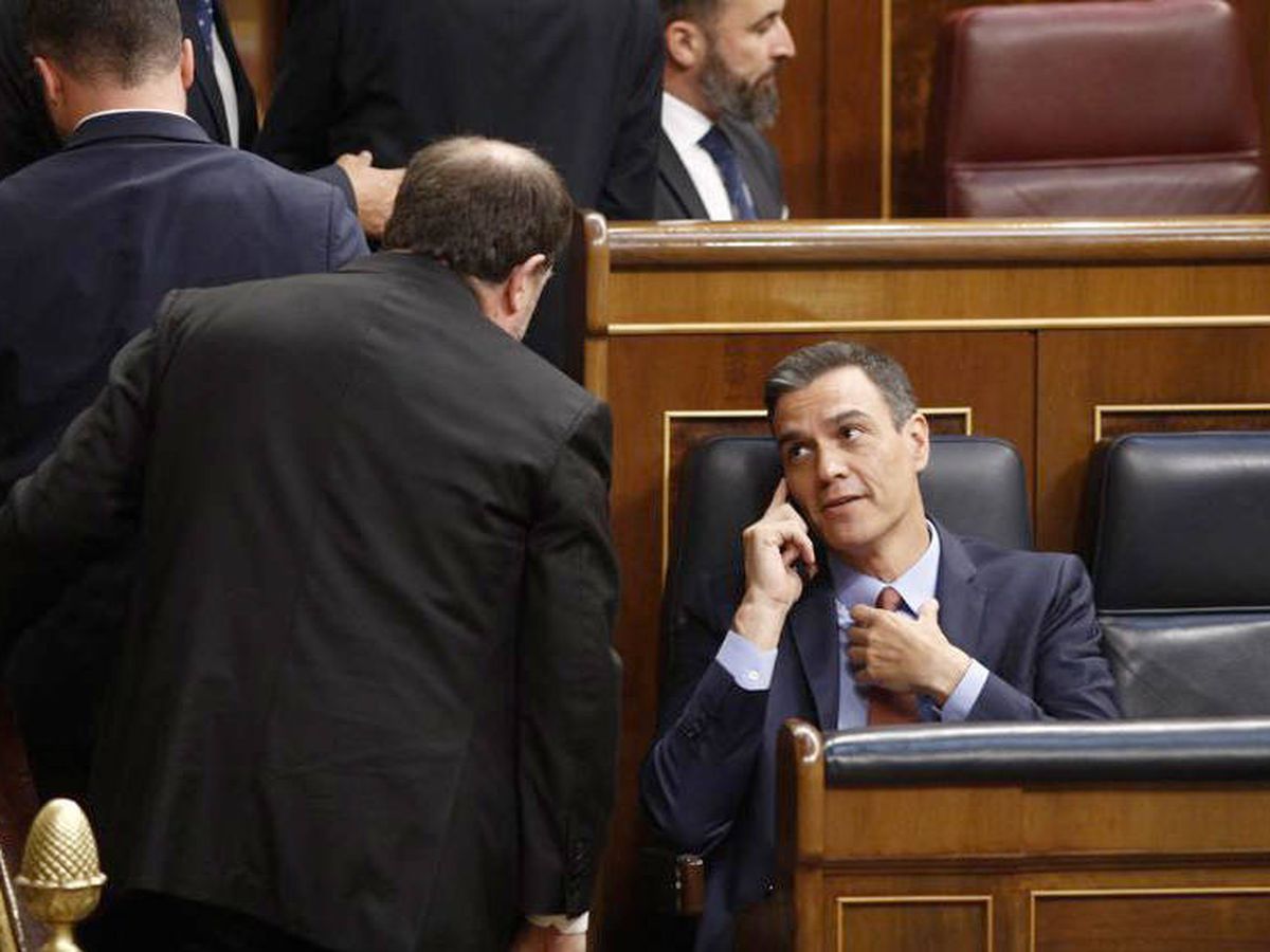Foto: Oriol Junqueras saluda a Pedro Sánchez en la sesión constitutiva del Congreso de la XIII Legislatura, el pasado 21 de mayo. (EFE)