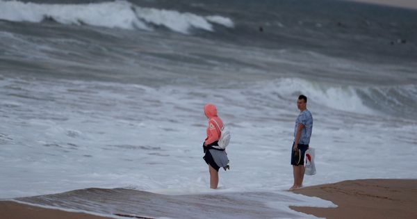 Foto: Una pareja en la costa de Portugal antes de la llegada del Huracán. (Reuters)
