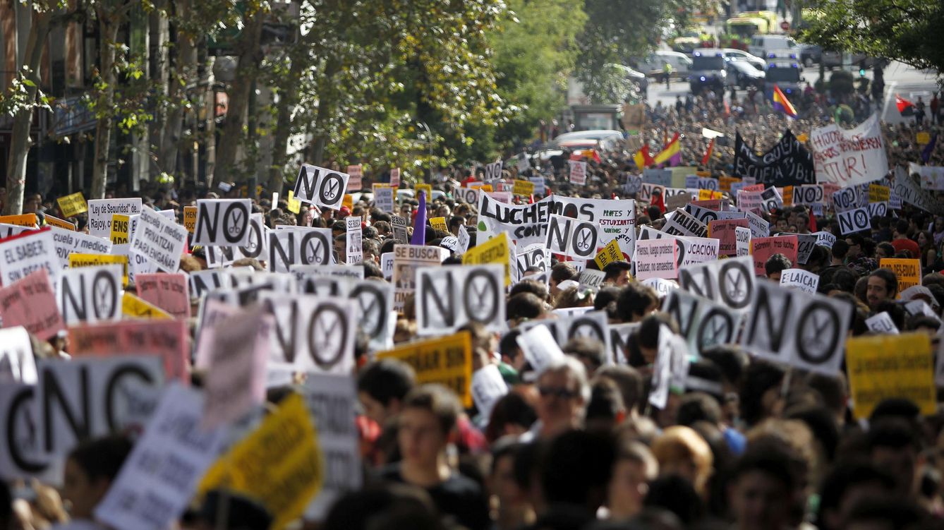 Foto: Bajo el lema "No a la contrarreforma franquista. Becas sí, tasas no. Wert dimisión" cientos de jóvenes salieron a la calle el pasado octubre. (Efe)