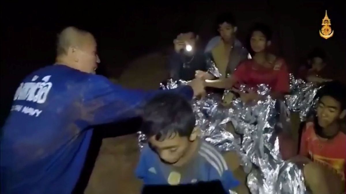 "Debemos sacar a los niños antes de la lluvia": Tailandia sopesa un rescate submarino