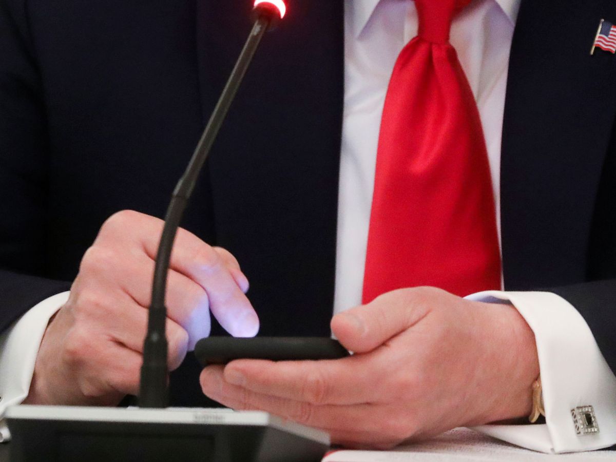 Foto: Donald Trump usando el teléfono, en una foto de archivo. (Reuters)