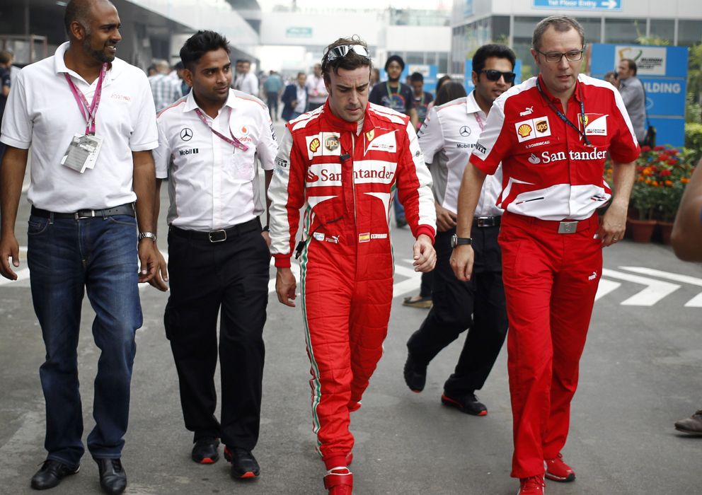 Foto: Fernando Alonso conversa con Stefano Domenicali en el Buddh Circuit.