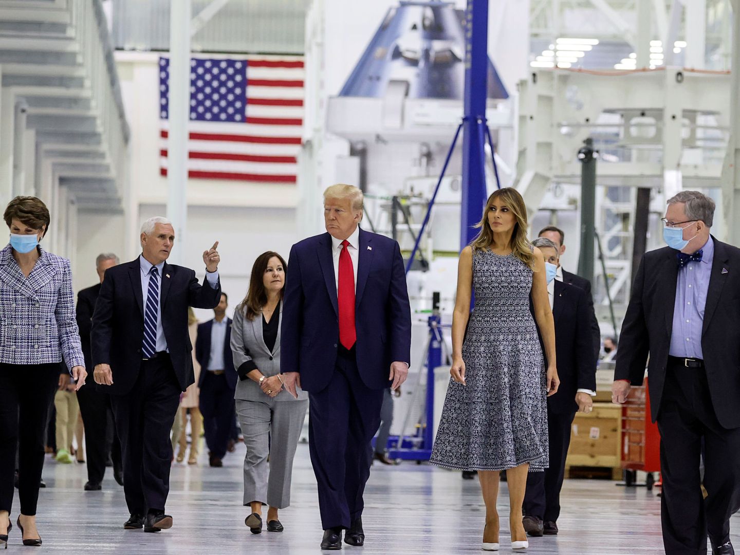 El presidente de EEUU, Donald Trump, y su comitiva llegan al Centro Espacial Kennedy. (Reuters)