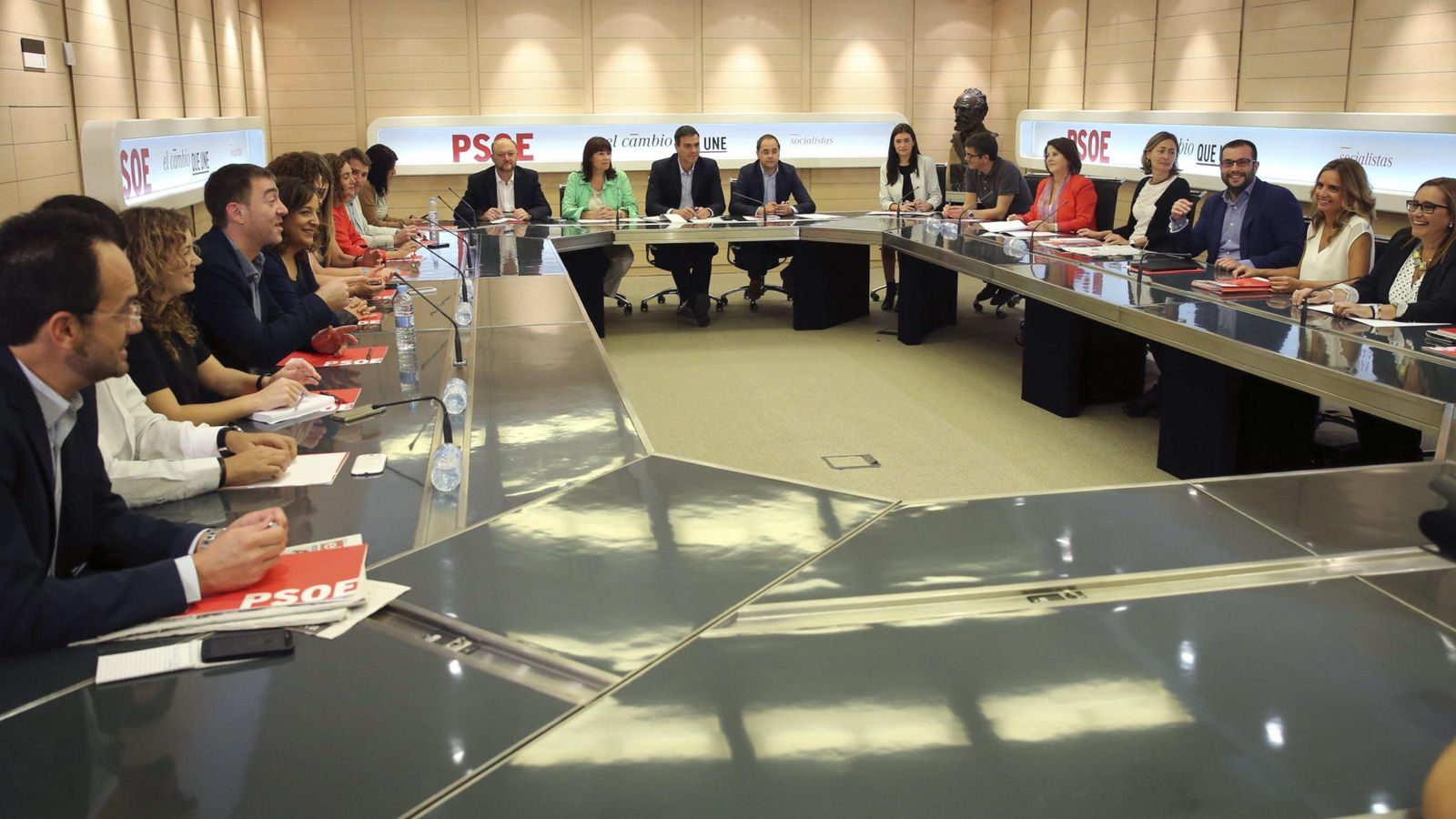 Foto: Fotografía de archivo de una reunión de la comisión permanente de la ejecutiva federal del PSOE. (EFE)