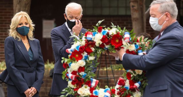 Joe Biden y Jill, en el día de los veteranos. (Reuters)