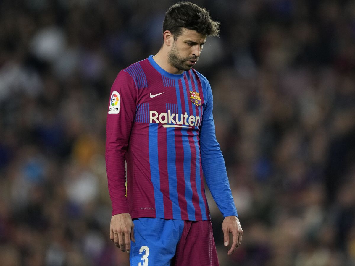 Foto: El defensa del FC Barcelona Gerard Piqué se resiente de una lesión durante el partido de Liga en Primera División. (EFE)