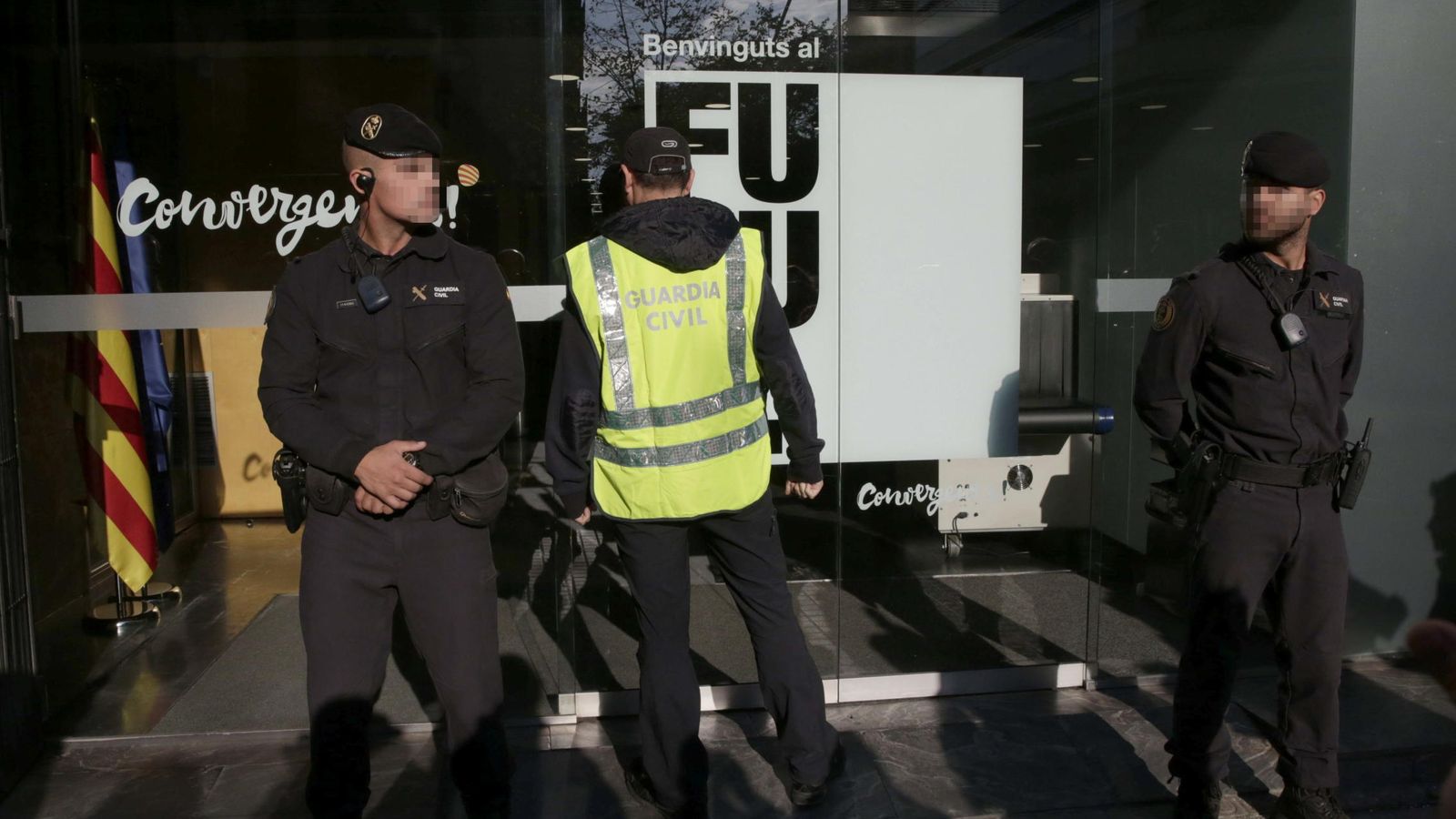Foto: Agentes de la Guardia Civil han detenido hoy al tesorero de CDC. (Efe)