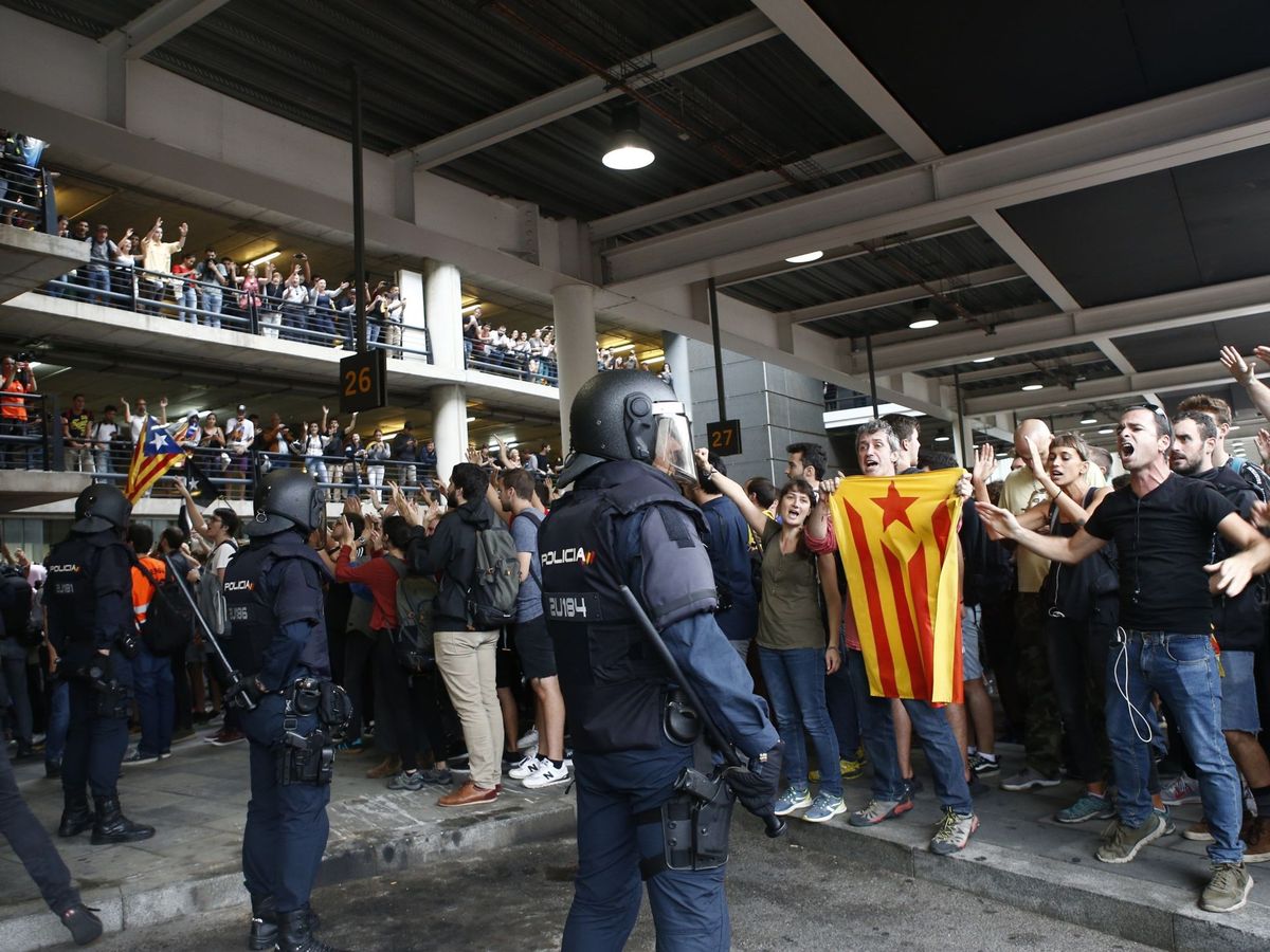 Foto: Manifestación convocada por la plataforma Tsunami Democràtic para paralizar el aeropuerto de El Prat. (EFE/Quique García)