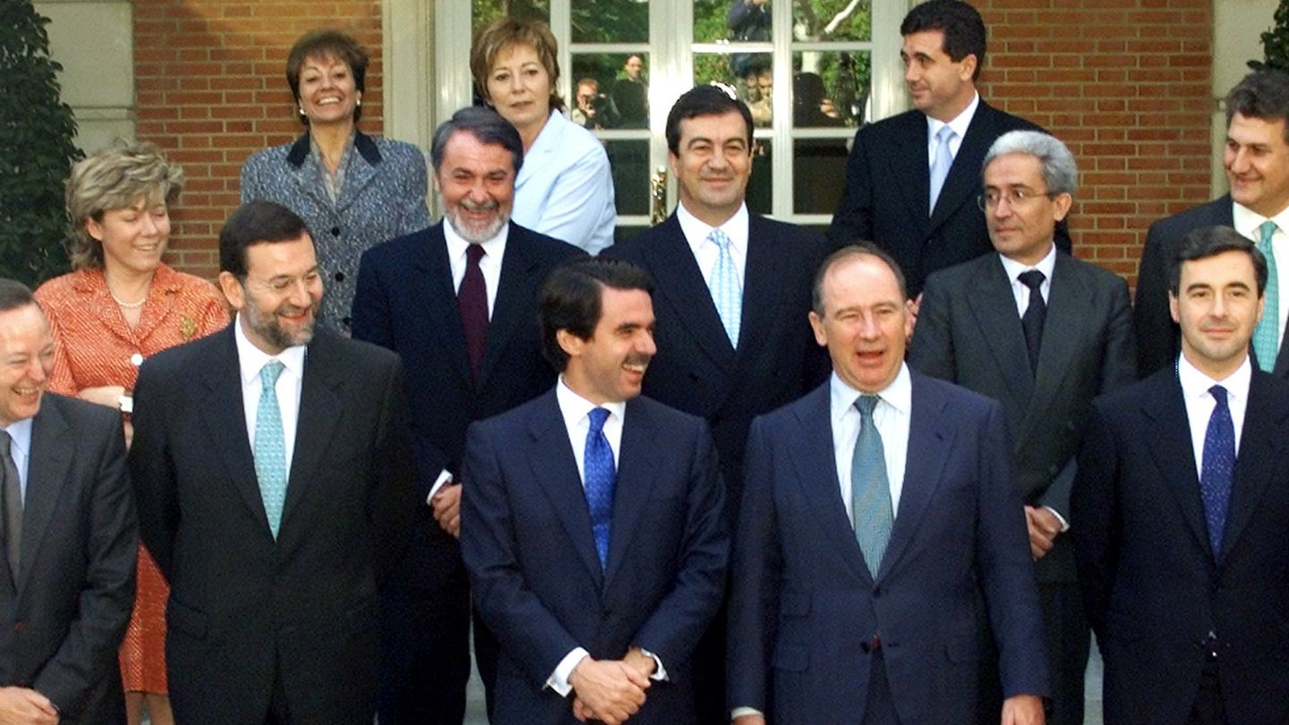 Arias Cañete (2i) en una fotografía del Gobierno del expresidente Aznar (Efe)