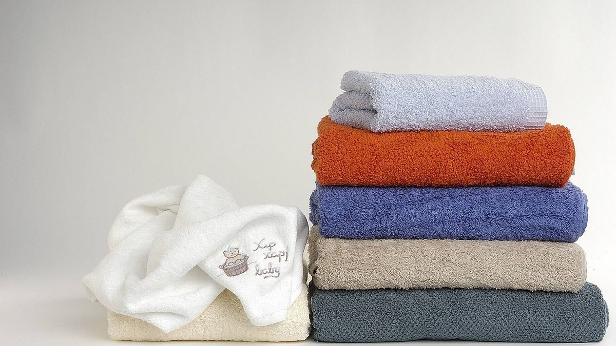 ¿Metes las toallas y la ropa en un mismo lavado? Las razones por las que no debes hacerlo