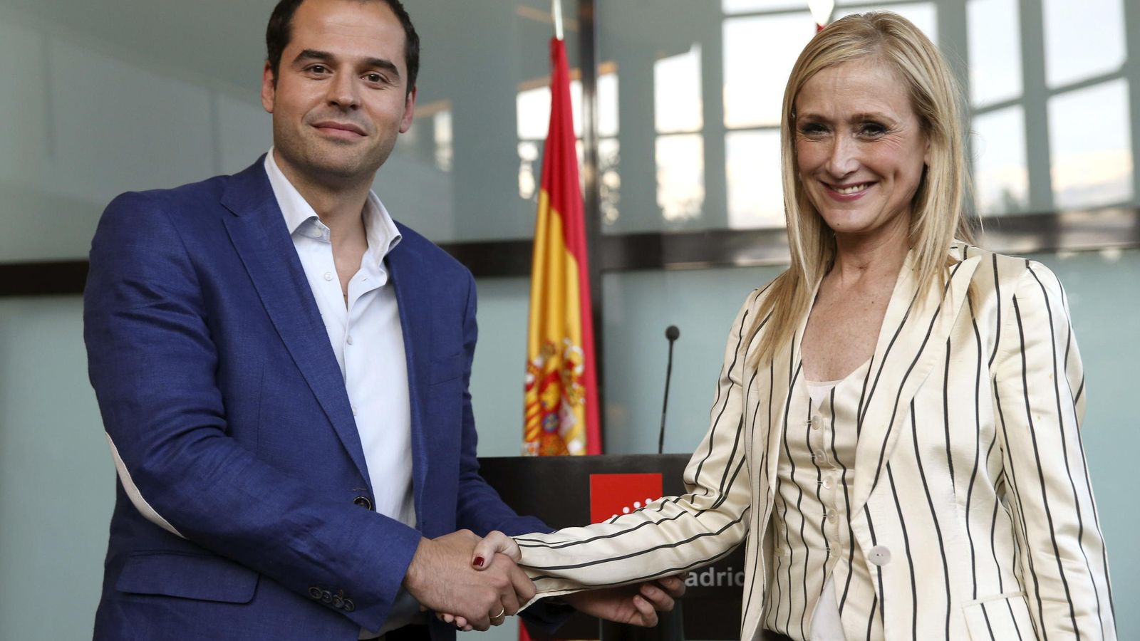 Foto: El portavoz de Ciudadanos, Ignacio Aguado (i) y la candidata del PP a la presidencia de la Comunidad de Madrid, Cristina Cifuentes. (EFE)