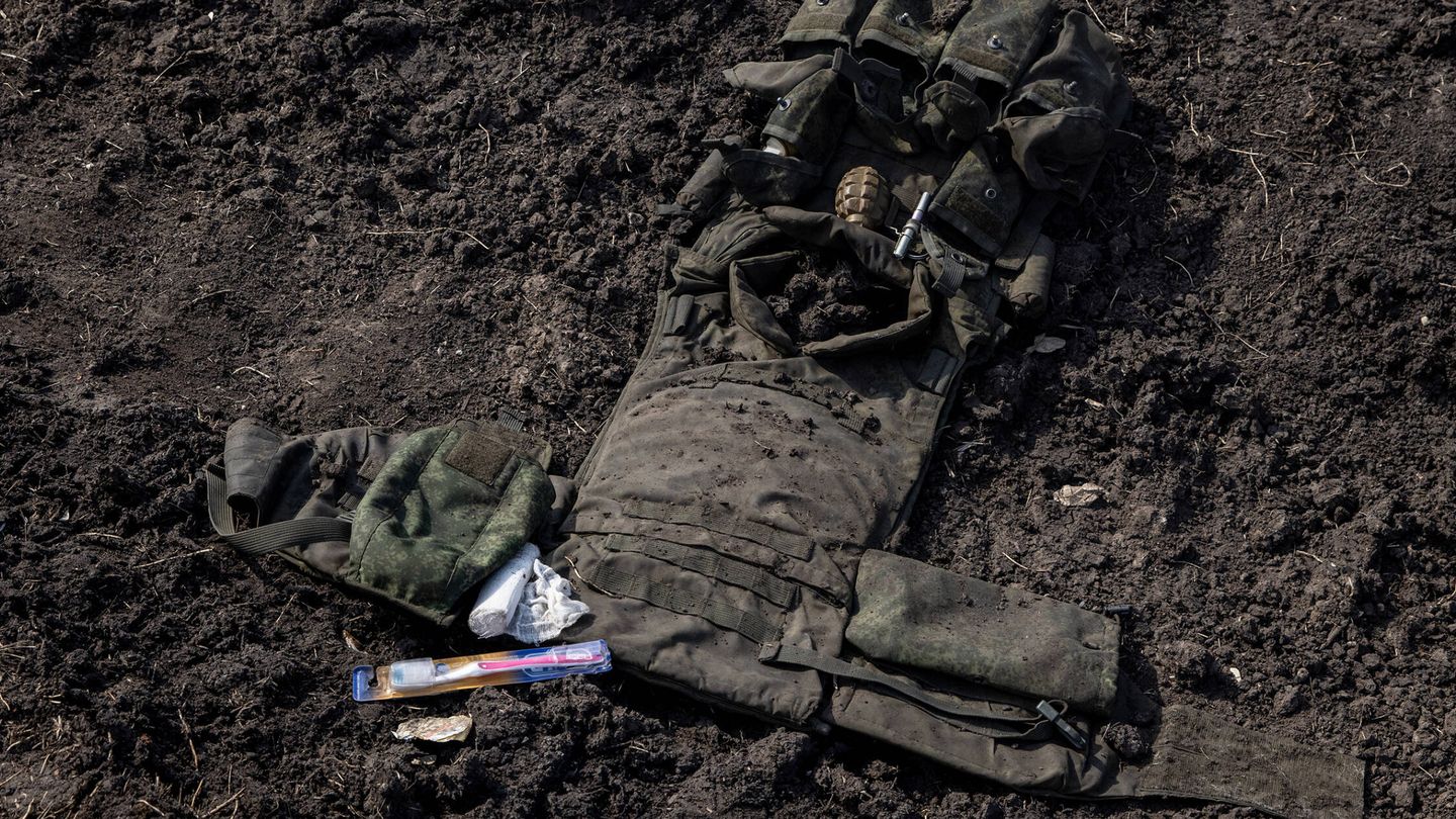 Un chaleco de un soldado ruso, ayer en Malaya Rohan, cerca de Járkov.  (Getty/ Chris McGrath).