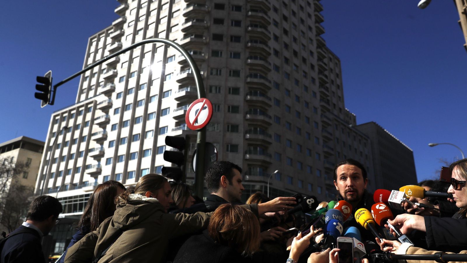 Foto: Pablo Iglesias, a la salida de la reunión convocada con los representantes de las distintas corrientes de Podemos. (EFE/Emilio Naranjo)