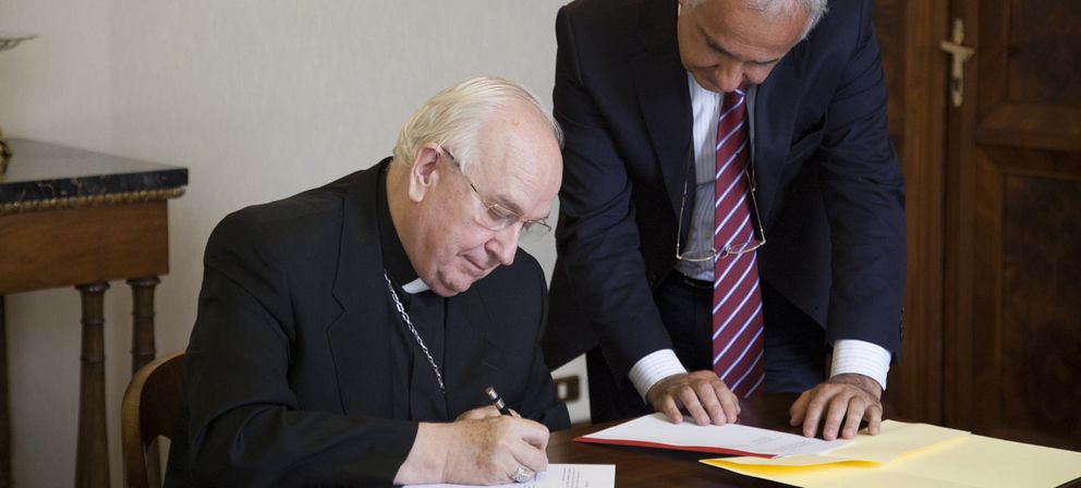 Fernando Vérgez, secretario de la Gobernación vaticana, firma el acuerdo. (Foto: Instituto Cervantes)