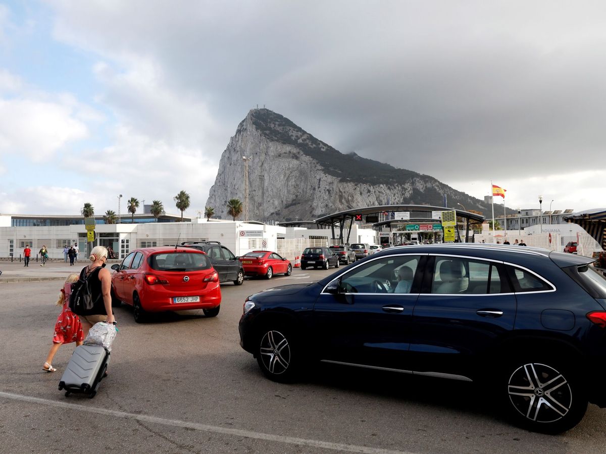 Foto: Imagen de archivo de vehículos entrando a Gibraltar. (EFE/A.Carrasco Ragel)