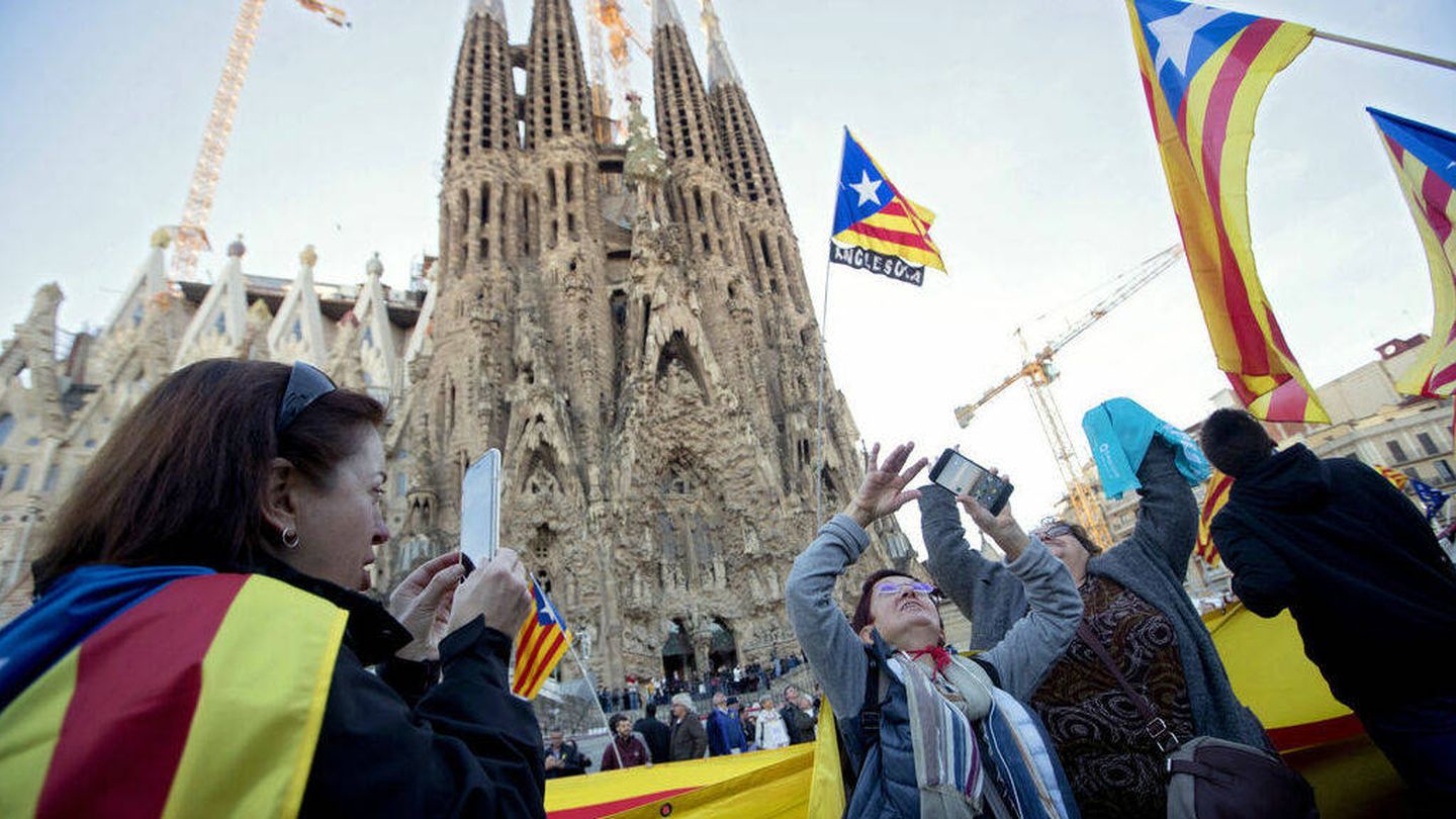 Manifestación independentista a las puertas de la Sagrada Familia. (EFE)