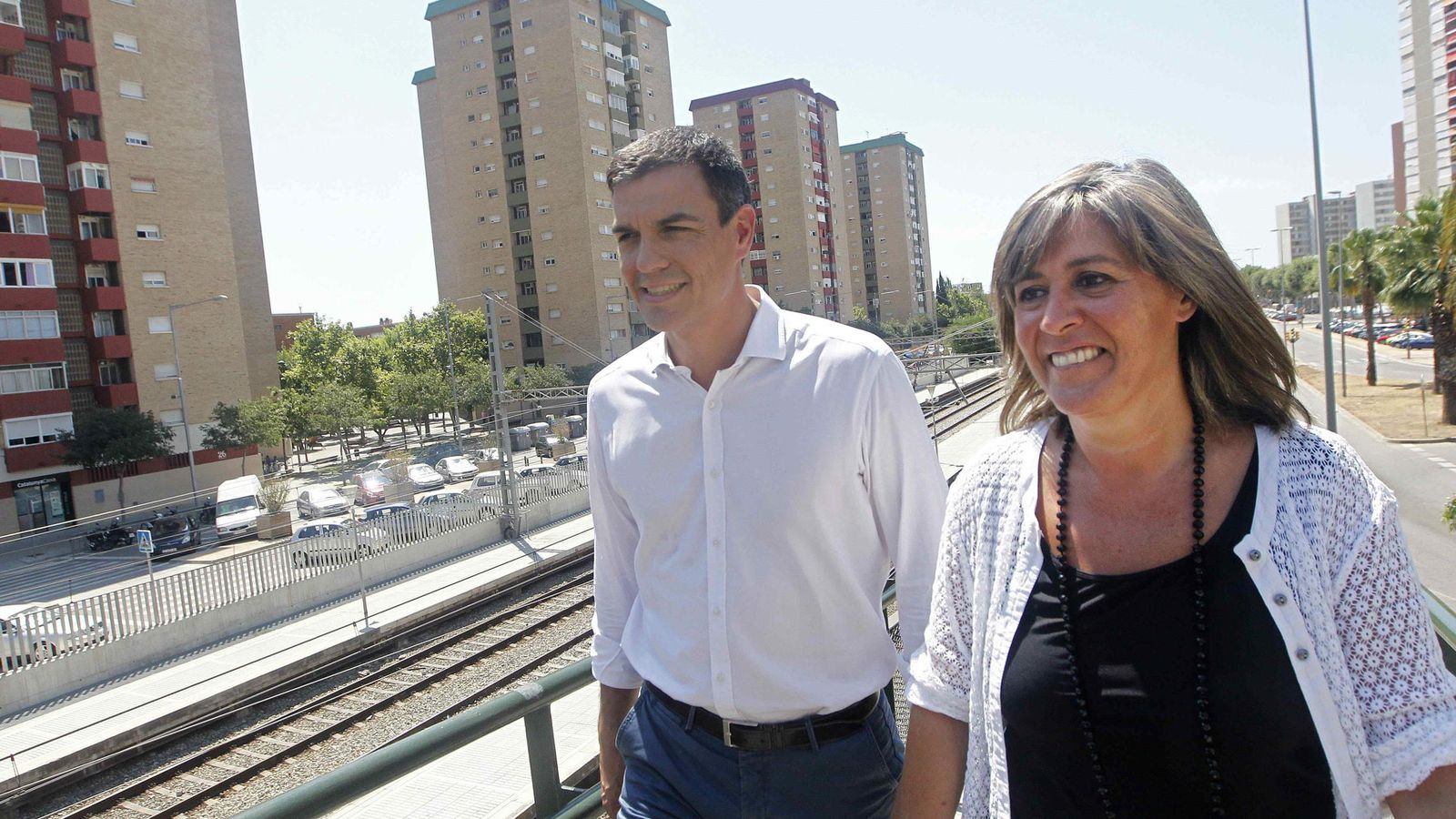 Foto: El secretario general del PSOE, Pedro Sánchez, junto a la alcaldesa de L'Hospitalet, Núria Marín, durante una visita en julio