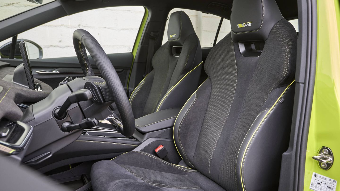 El interior puede contar con asientos deportivos para el acabado RS.