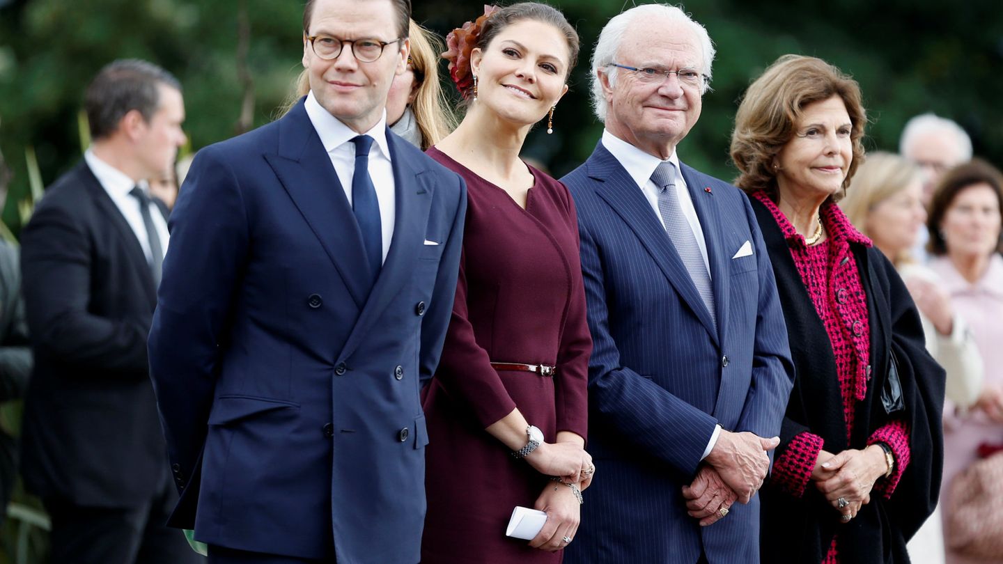 Los reyes de Suecia junto a Victoria y Daniel. (Reuters)