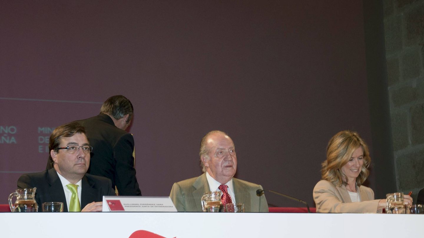 Juan Carlos I, en un acto en Extremadura con el presidente de la Junta y la exministra Cristina Garmendia. (EFE)