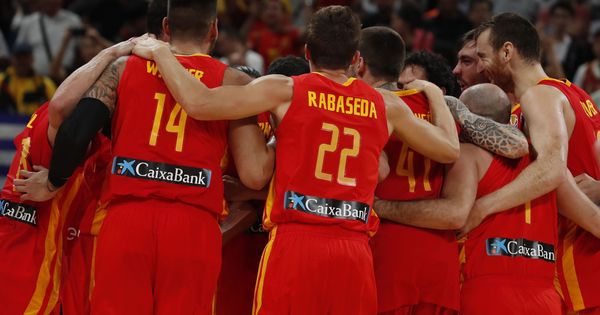Foto: Los jugadores de España se abrazan tras conseguir el título mundial. (EFE)