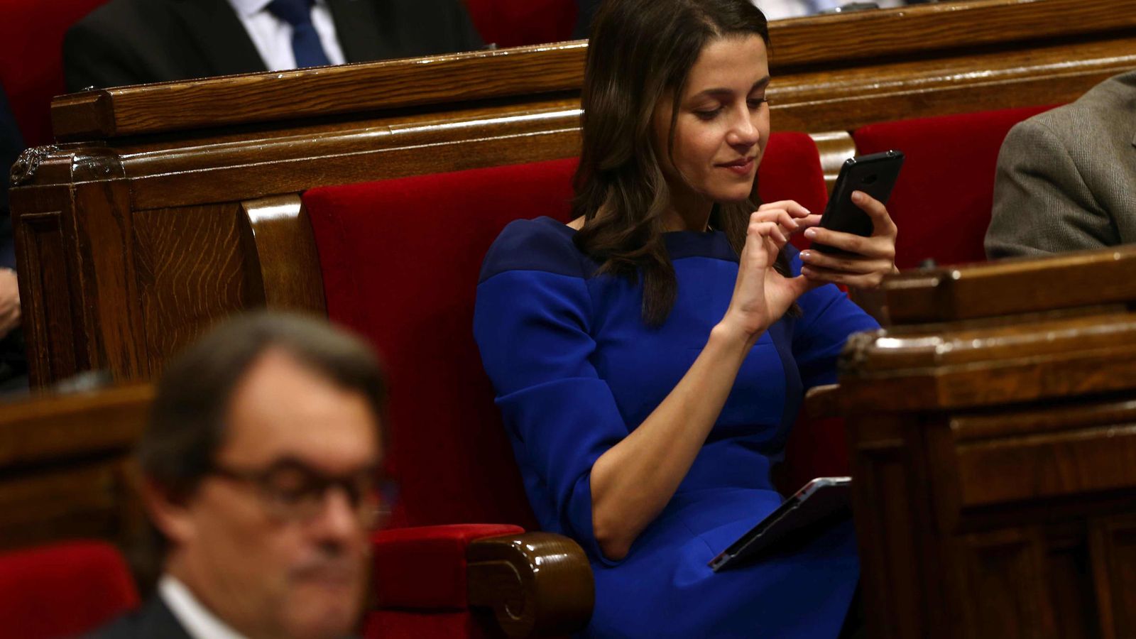 Foto: La diputada de Ciudadanos Inés Arrimadas consulta su teléfono durante el debate de investidura de Artur Mas. (Efe) 