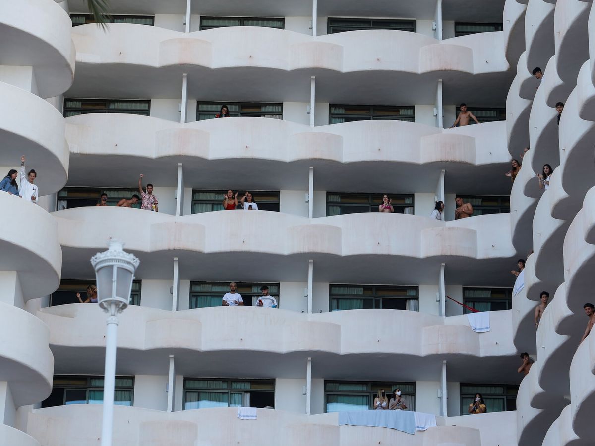 Foto: Estudiantes durante el brote de Palma de Mallorca. (Reuters/Enrique Calvo)