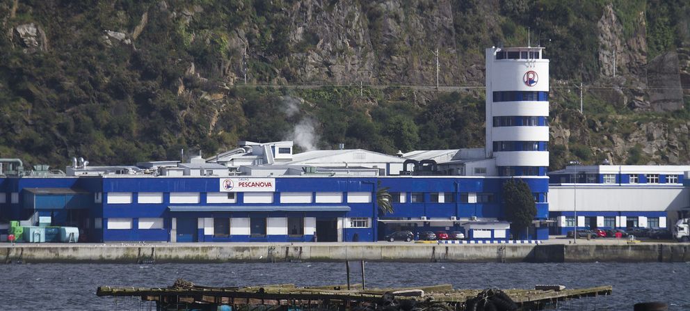 Factoría de Pescanova en la ría de Vigo. (Efe)