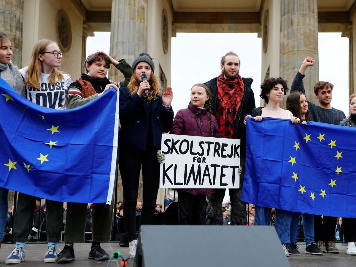 Foto: La activista Greta Thunberg se manifiesta junto a otros jóvenes en Berlín. (Reuters)