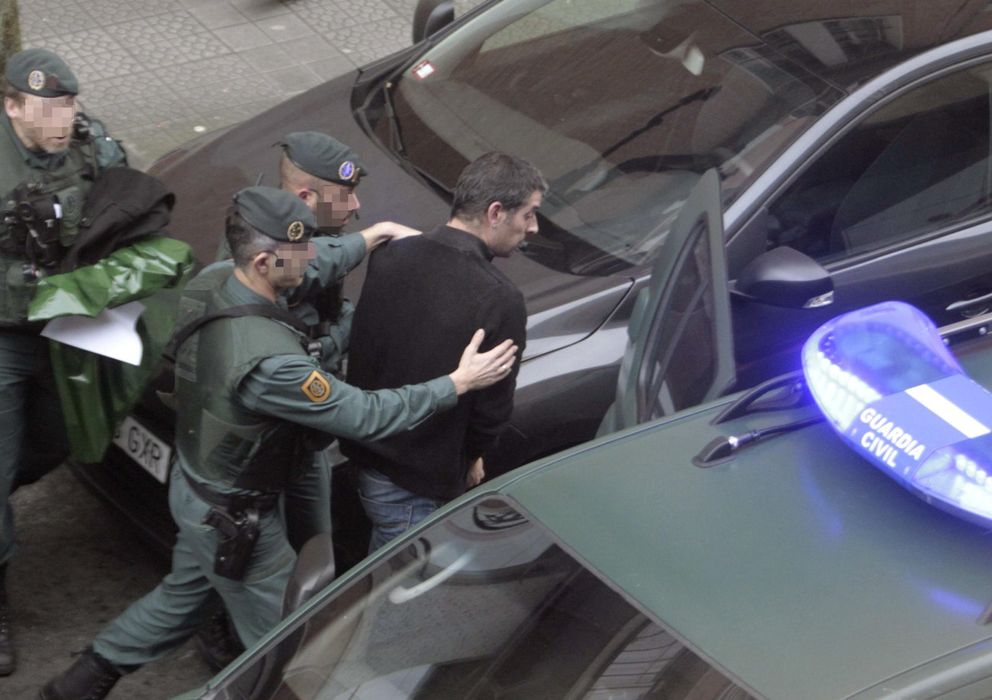 Foto: La Guardia Civil traslada a uno de los detenidos en la operación de este miércoles. (EFE)
