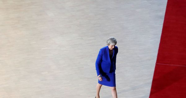 Foto: Theresa May, a la entrada de la cumbre del Brexit. (Reuters)