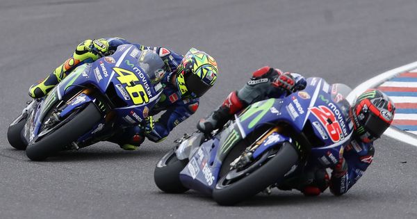 Foto: Valentino Rossi intentando seguir a Maverick Viñales. (EFE)