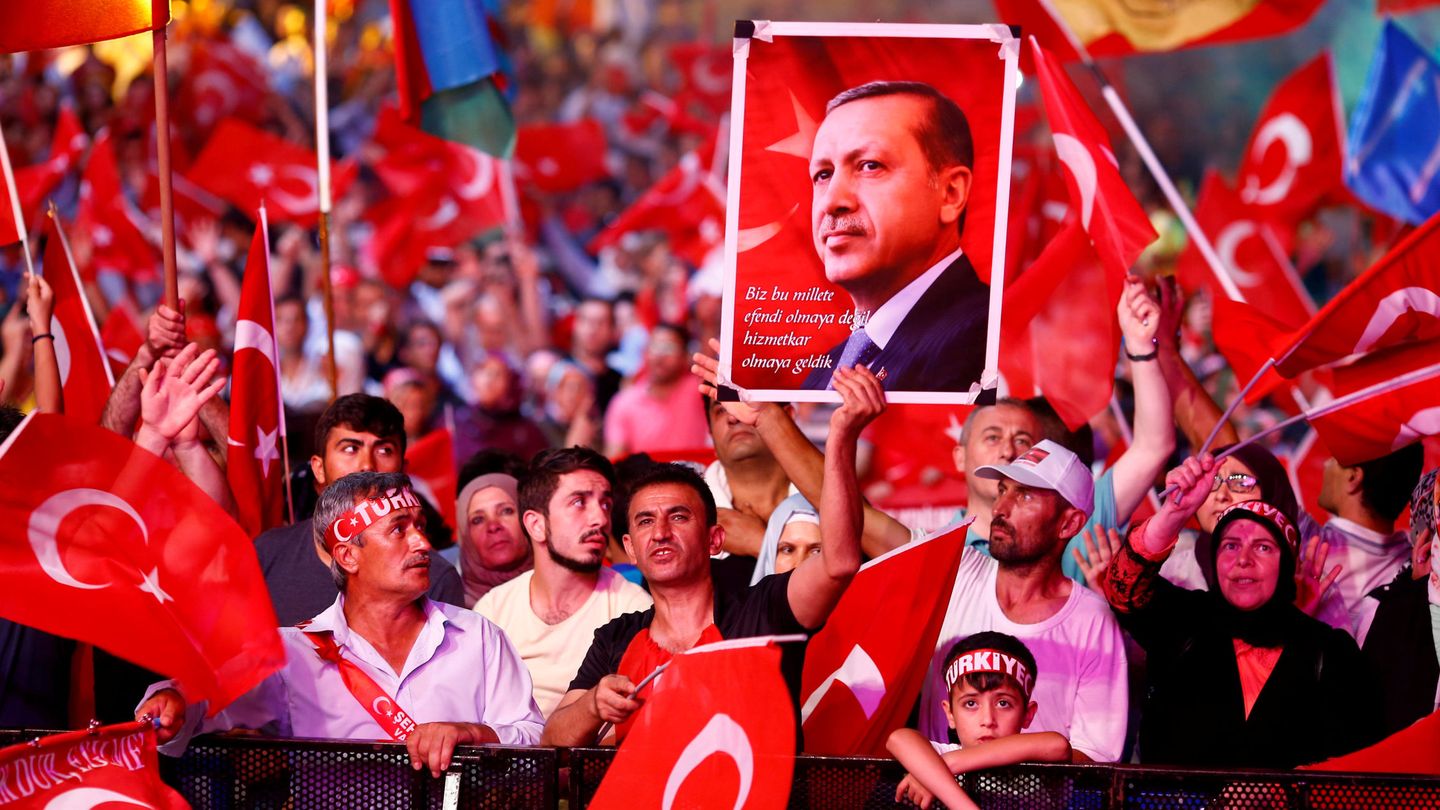 Partidarios de Erdogan escuchan al presidente en un acto de masas en la plaza Taksim, el 10 de agosto de 2016 (Reuters)