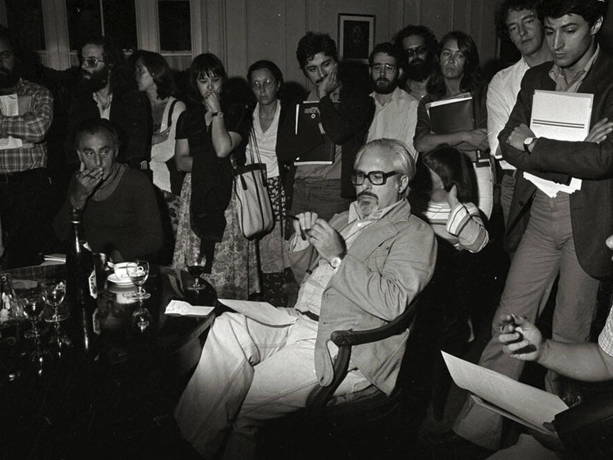 Foto: Peter Besas, en el centro, en un encuentro para periodistas organizado por el Festival de Cine de San Sebastián en 1978. (Kutxateka) 