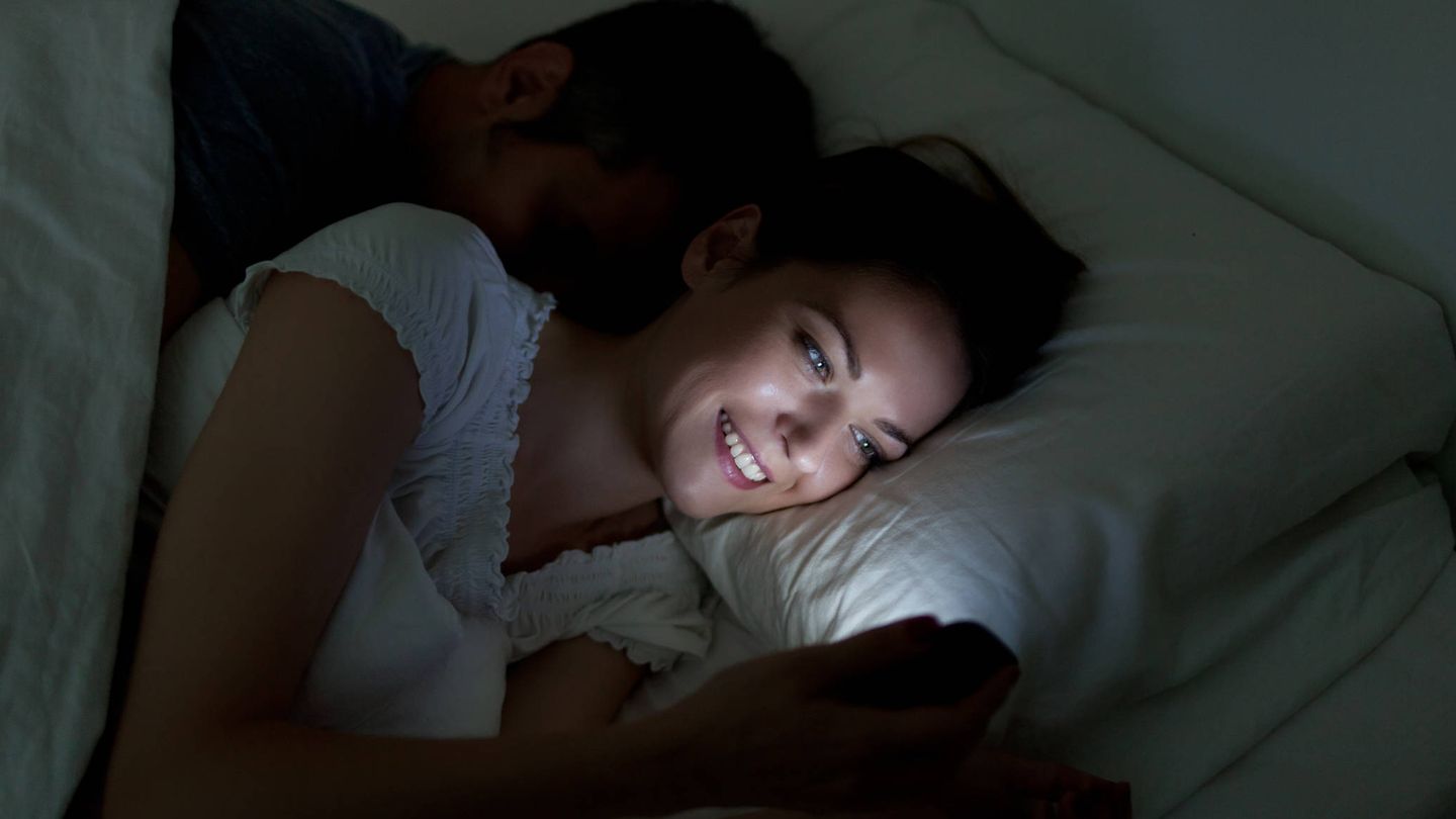 Hay que olvidarse de los dispositivos electrónicos antes de irse a la cama (iStock)