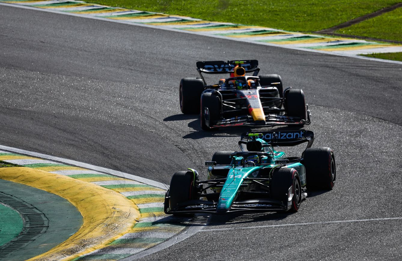 El duelo entre Alonso y Pérez se cuenta entre uno de los mejores momentos de la temporada (Florent Gooden / DPPIAFP7)