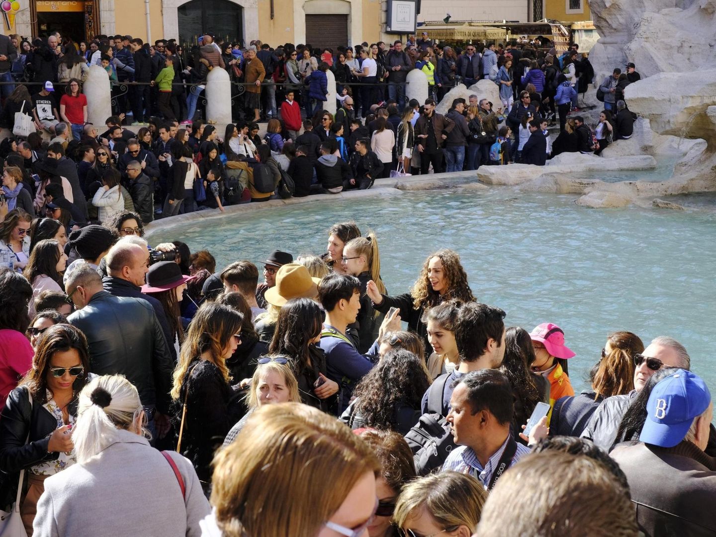 La Fontana di Trevi, llena de turistas. (EFE)