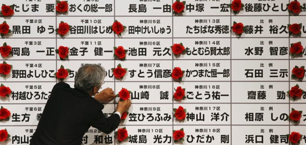 Foto: Japón vota por un gobierno de centro-izquierda con la nariz tapada