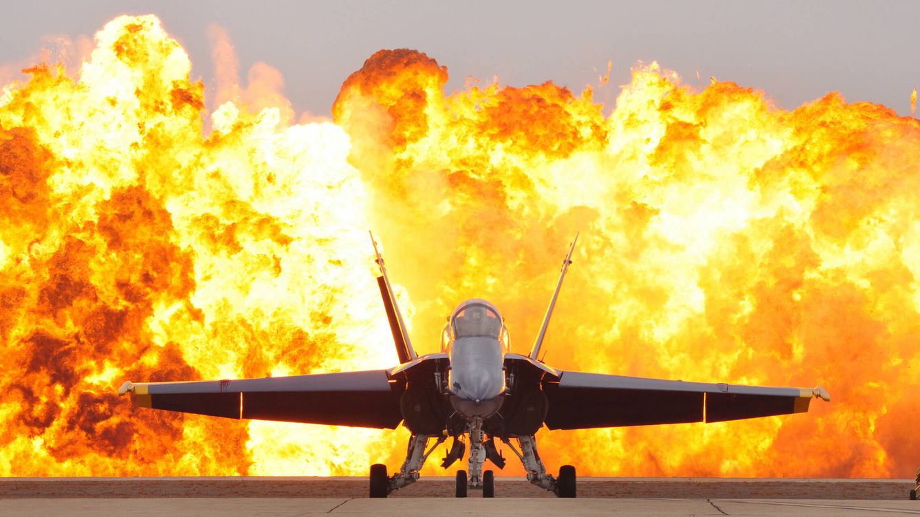 Foto: Un F-18 con una explosión pirotécnica de fondo en la base del Cuerpo de Infantería de Marina en Miramar, California, el 3 de octubre de 2010. (Soldado de primera Jamean R. Berry, Cuerpo de Marines de los EEUU)