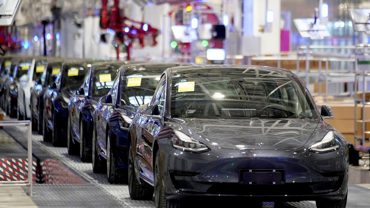 Un hombre quiere cambiar de coche y se compra por error 28 Teslas