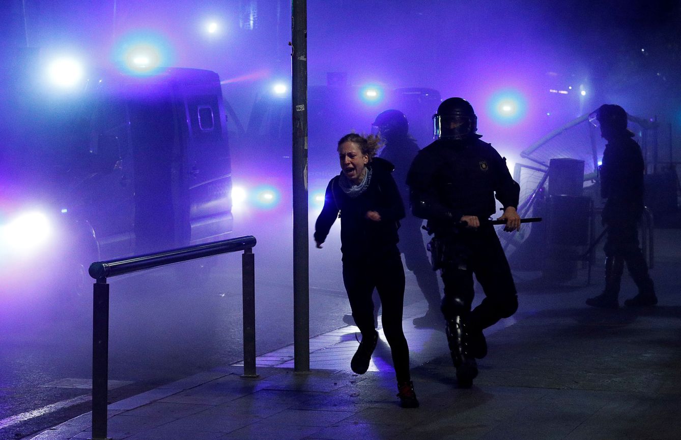Enfrentamientos en Barcelona el sábado noche.(EFE)