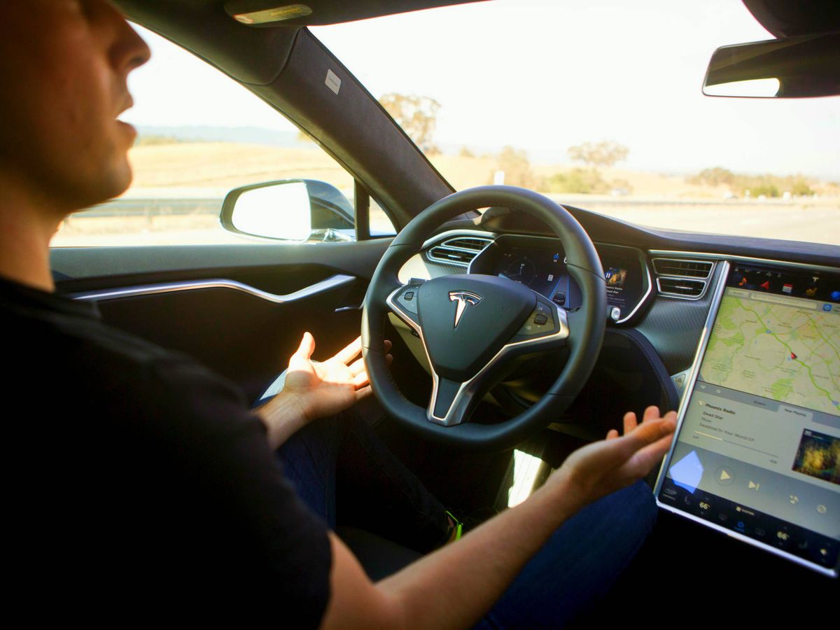 Foto: Un conductor prueba la función de piloto automático en un Tesla Model S. (Reuters)