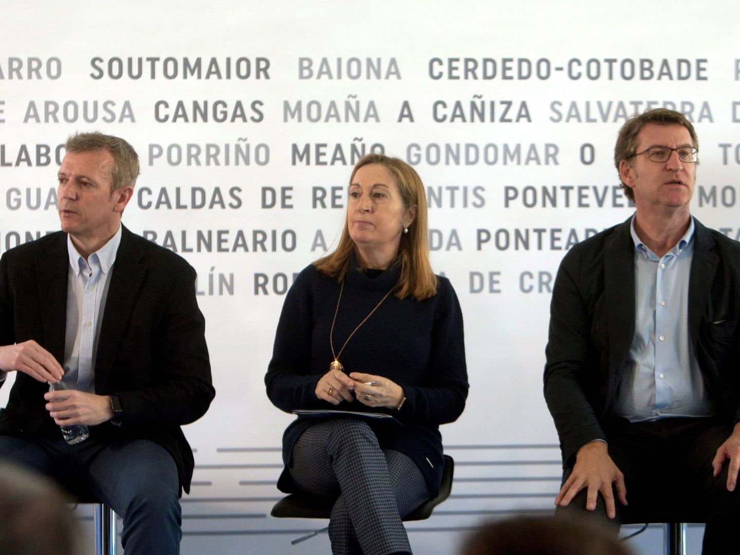 El presidente de la Xunta, Alberto Núñez Feijóo, acompañado por Ana Pastor y Alfonso Rueda. (EFE)