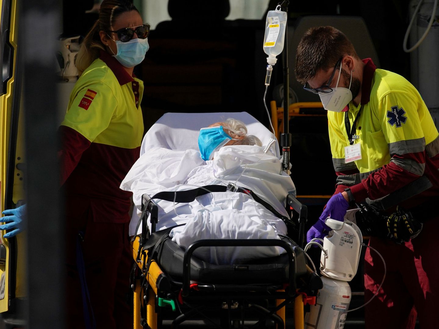 Una ambulancia traslada a una paciente al hospital 12 de Octubre hospital en Madrid, el pasado mes de agosto. (Reuters)